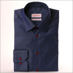 Camisa azul oscuro con cuello y puños floral