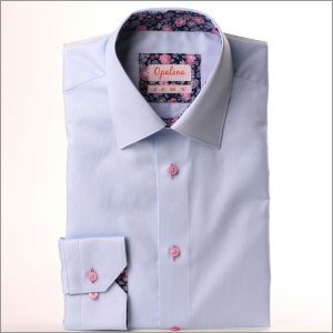 Chemise bleu ciel à col et poignets à fleurs roses et violettes