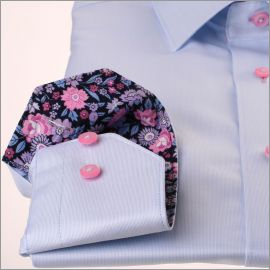 Hellblaues Hemd mit rosa und lila Blumenkragen und Manschetten