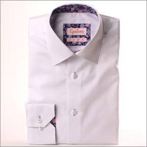 Camisa blanca con cuello y puños floral