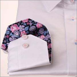 Chemise blanche à col et poignets à fleurs roses et violettes