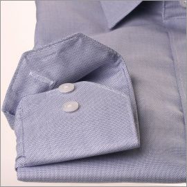 Camisa blanca con pequeños patrones azules.