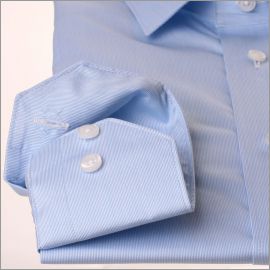 Chemise stretch à fines rayures bleues et blanches