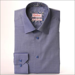 Camisa oxford azul marino con cuello y puños con flores azules.