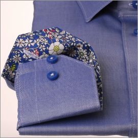 Camisa oxford azul marino con cuello y puños con flores azules.