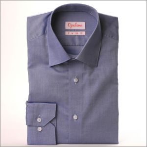 Camisa Oxford de color azul oscuro