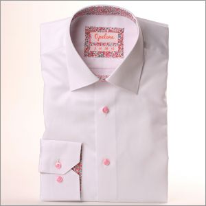 Camisa blanca con cuello floral rosa.