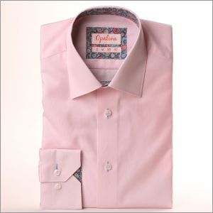 Camisa rosa con cuello y puños estampados multicolor.