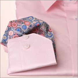 Camisa rosa con cuello y puños estampados multicolor.