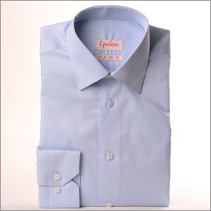 Camisa de gabardina azul claro.