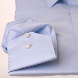 Camisa de gabardina azul claro.