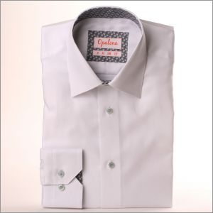 Camisa blanca con cuello y puños con estampado gris.