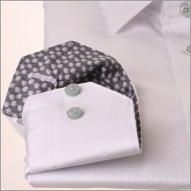 Camisa blanca con cuello y puños con estampado gris.