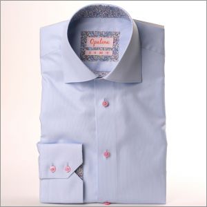 Camisa azul claro con cuello floral azul.