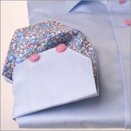 Camisa azul claro con cuello floral azul.