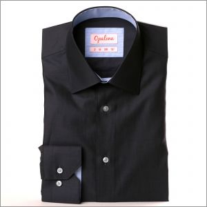 Camisa gris con cuello azul