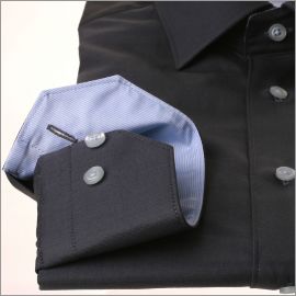 Camisa gris con cuello azul