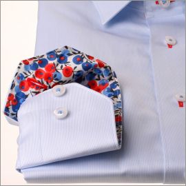 Chemise bleu ciel à col et poignets à motifs fleuris rouges et bleus