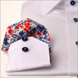 Camisa blanca con cuello y puños florales rojos y azules.