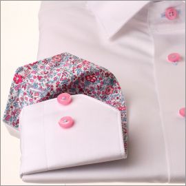 Chemise blanche à col et poignets à petits motifs fleuris roses