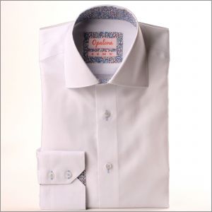 Camisa blanca con cuello y puños florales azules.