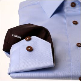 Camisa celeste con cuello y puños marrones