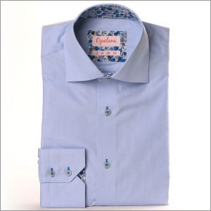 Camisa celeste con cuello y puños de botones azules