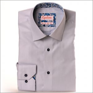 Camisa gris claro con cuello y puños de botones azules