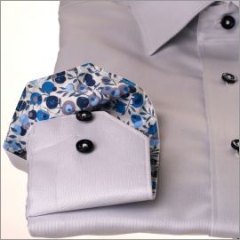 Chemise gris clair avec col et poignets à baies bleues