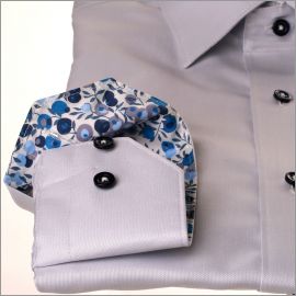 Camisa gris claro con cuello y puños de botones azules