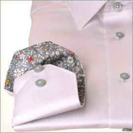 Camisa blanca con cuello y puños florales grises