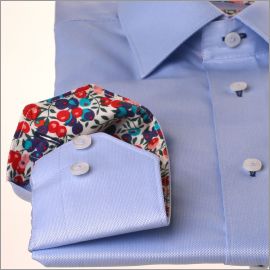 Chemise bleue à col et poignets à motifs fleuris rouges, roses et violets
