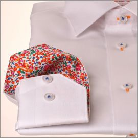 Chemise blanche à col et poignets à motifs fleuris multicolores