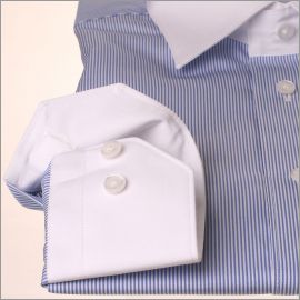 Camisa de rayas blancas y azules con cuello y puños blancos