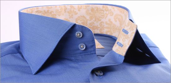 Chemise cintrée bleue foncée à col et poignets à motifs beiges