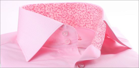 Chemise rose à fines rayures blanches, col et poignets à motifs roses