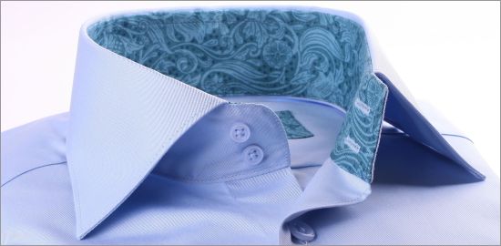 Chemise cintrée bleue à col et poignets à motifs bleus