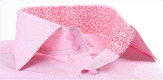 Chemise rose à poignets mousquetaires, col intérieur à fleurs roses