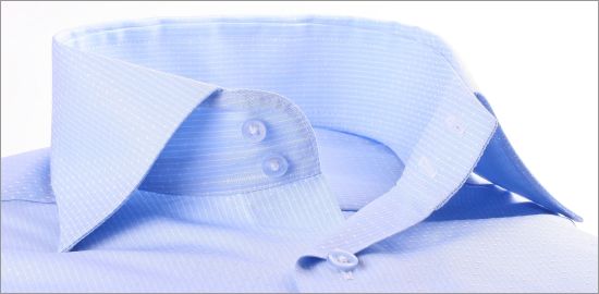 Chemise bleue à fines rayures et motifs blancs