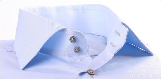 Chemise cintrée bleue à boutons gris
