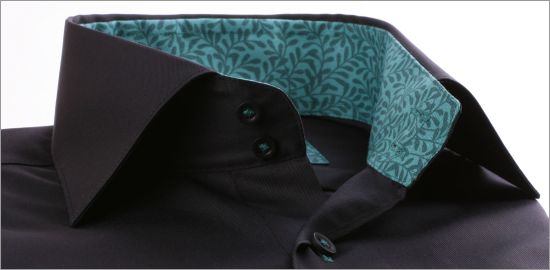 Chemise noire, col et poignets mousquetaires à motifs bleus verts