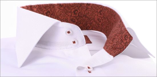 Chemise blanche à col et poignets à motifs fleuris marrons et boutonnières marrons
