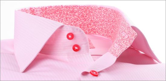 Chemise rose à col et poignets à fleurs roses et boutons fushias
