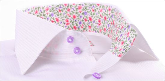 Chemise blanche à col et poignets à fleurs roses et violettes et boutons mauves