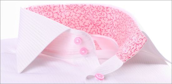 Chemise cintrée blanche à col intrérieur à motifs roses