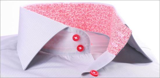 Chemise grise à fines rayures blanches, col et poignets à fleurs roses et boutons roses