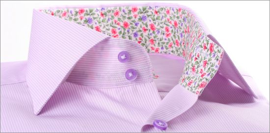 Chemise à rayures blanches et mauves, col et poignets mousquetaires à fleurs roses et mauves