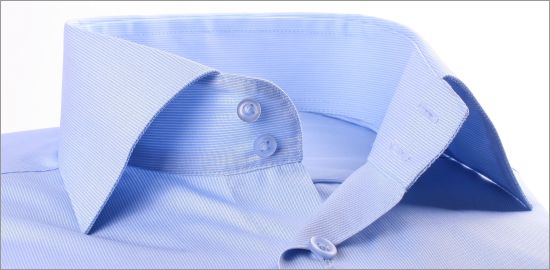 Chemise cintrée bleue à fines rayures blanches, poignets mousquetaires