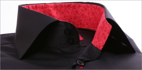 Chemise cintrée noire à col et poignets à motifs fleuris rouges et boutonnières rouges