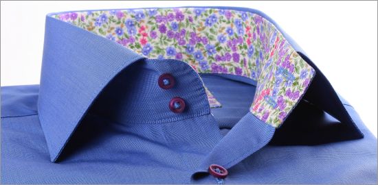 Chemise bleue à col et poignets liberty violet et vert et boutons violets